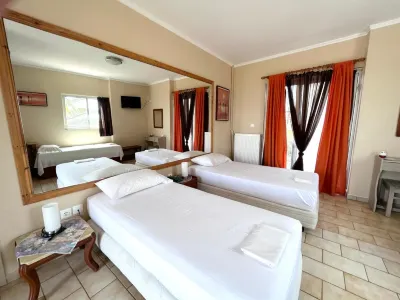 Bay Holiday Hotel & Spa Hôtels à : Karavomilos