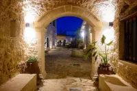 Antama Living, Luxe Stonehouse with Pool & BBQ - Homestays