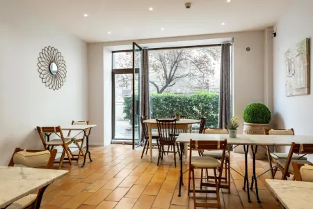 Hôtel Central Отели рядом с достопримечательностью «Place de lHorloge»