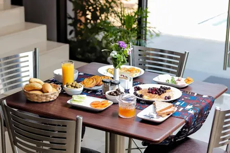 Mamba Point Hotel Отели рядом с достопримечательностью «Ламли-Бич-роуд»