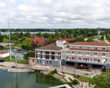Nuk's Executive Suites Hotels in De Pere