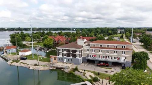 Nuk's Executive Suites Hotel a De Pere