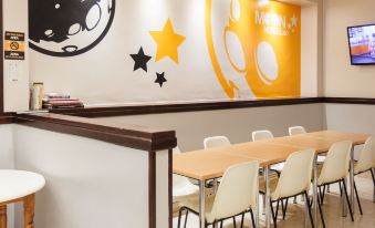 Moon Hostel Bio