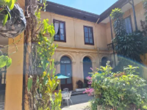 Hotel Spring Hotel berhampiran Catedral Metropolitana de Santiago de Guatemala