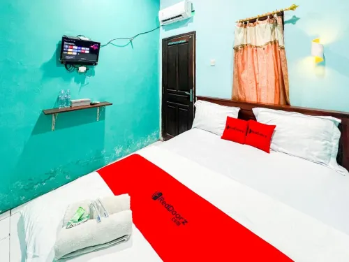 RedDoorz Near Sunrise Mall Mojokerto Hotels in Puri