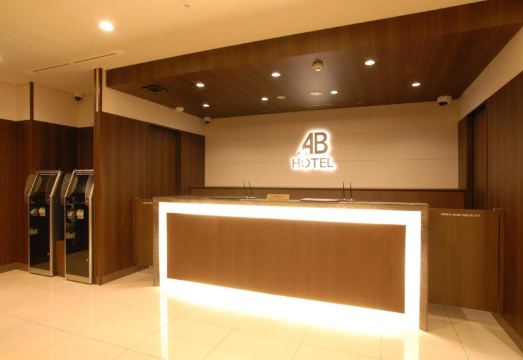 깔끔하게 정돈된 호텔 로비 이미지