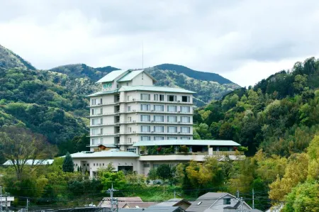 Izu-Nagaoka Hotel Tenbo Отели рядом со станцией Ōhito Railway Station