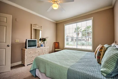 Oceanfront Galveston Condo Balcony and Pool Access!