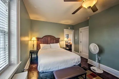Reading Apt, Walk to Shops, Dining and City Park!