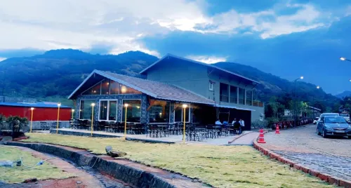 Mastiff Grand la Villae Hotels in Gevhande Apati