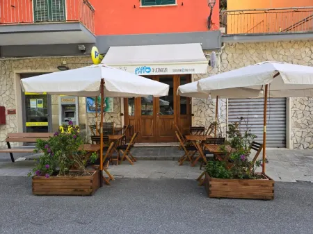 Pippo a Vernazza Rooms Отели рядом с достопримечательностью «Trail 531 Riomaggiore to Manarola»