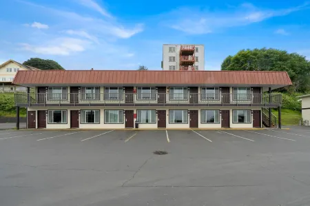 Astoria Rivershore Motel Отели рядом с достопримечательностью «Рек оф Питер Айрдейл»