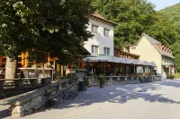 Hotel Skalni Mlyn Отели в г. 