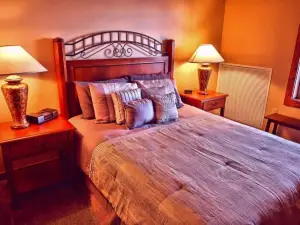 Snowshoe Mountain Retreat! Ski in and Out!