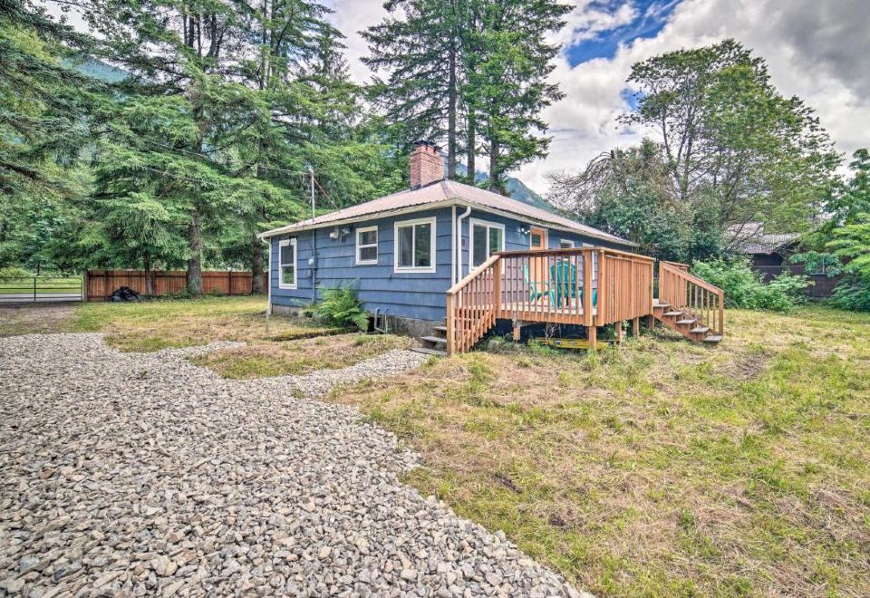 Modern Gold Bar Vacation Rental with Mountain View - Housity