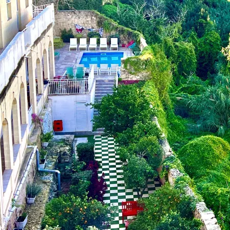 Follow the Sun Boutique Hostel - Pool, Breakfast & Sea Views Отели рядом с достопримечательностью «Набережная Тауэр-Роуд»