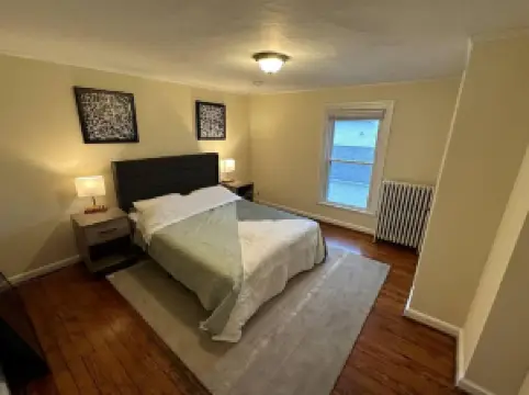 The Yellow Door 3-Bedroom Downtown Near VT&RU