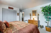 Near Red Rocks, Hiking & Skiing: Kittredge Condo! Hotels in Evergreen