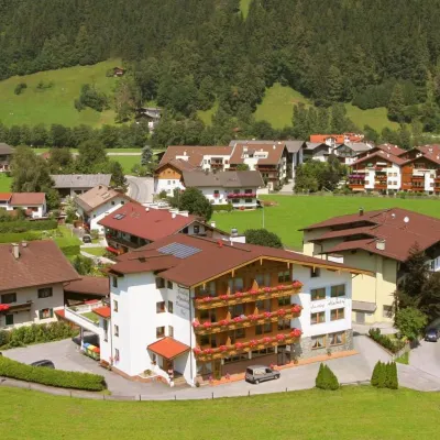 Alpenhof Hotel Garni Suprême Hoteles cerca de Regionalmuseum Zillertal