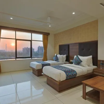 เดอะ แคสเซิล คราวน์ - โรงแรม รอยัล สแควร์ อาเมดาบัด โรงแรมใกล้วัดไวศณุเทวี