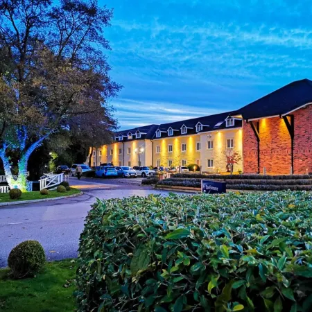 Cottons Hotel and Spa Отели рядом с достопримечательностью «Таттон-парк»