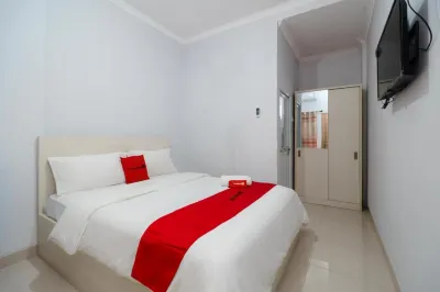 RedDoorz Plus Near Soekarno Hatta Airport Taman Mahkota Hotels near Soekarno-Hatta Statue