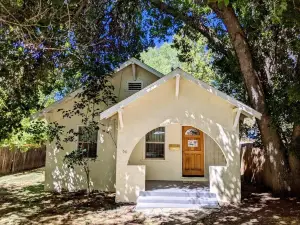 Susanville's Cutest Cottage 3 Beds 1 Bath Sleeps 4