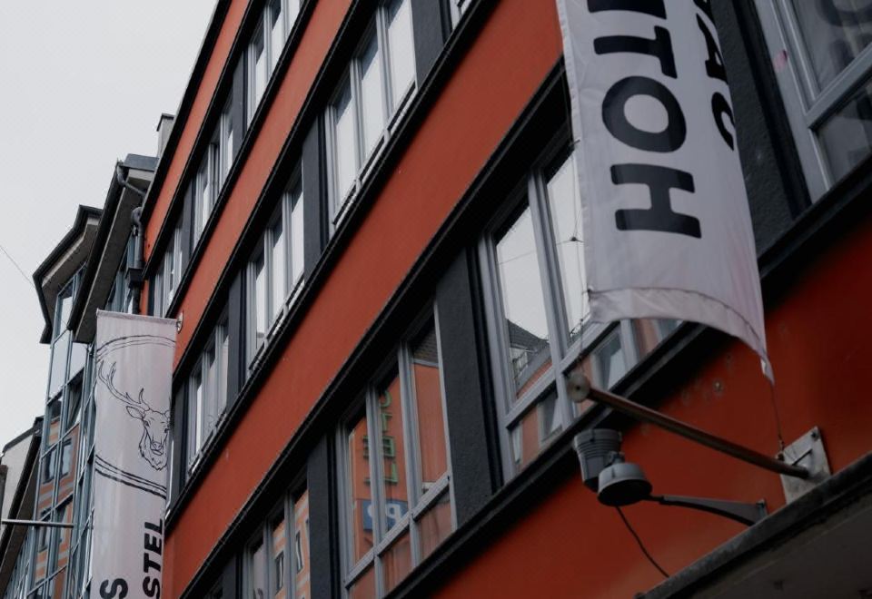 얘고 뮌헨 호텔 호스텔의 깔끔한 외관 야경 이미지