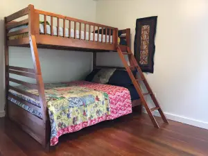 Adorable Home on the Park 10 Miles South of Eugene
