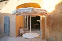 Ancienne Maison des Gardes - parking