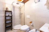 Sea front historic house in the heart of old town, inside torrione aragonese 지오비나조 호텔