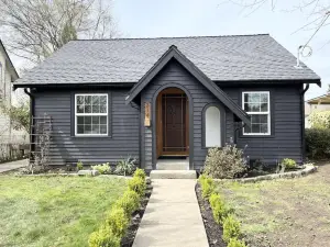 Modern 2 Bedroom Farmhouse Cottage with Hot Tub in Snohomish