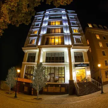City Park Hotel Отели рядом с достопримечательностью «Триумфальная Арка»