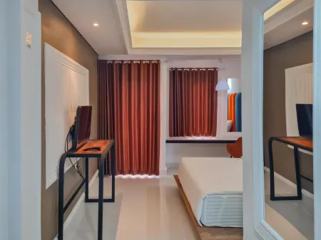 Sans Hotel Grand Sabaraya Cikampek Отели в г. Kotabaru