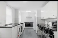 Jí Sùn Stays - Guest House with Private Ensuite Rooms and Free Parking in Liverpool - parkir