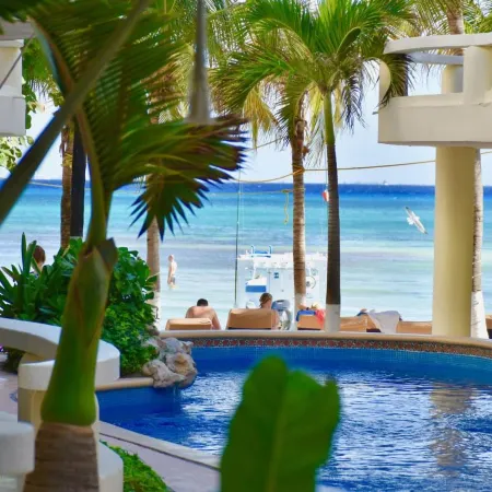 Playa Palms Beach Hotel Отели рядом с достопримечательностью «Пляжный клуб Kool»