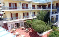 Hotel Karyatides