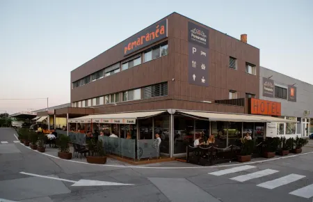 Hotel Pomaranča Отели в г. Їршовці