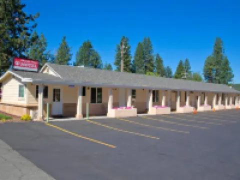 Shasta Pines Motel & Suites Hotels in Burney