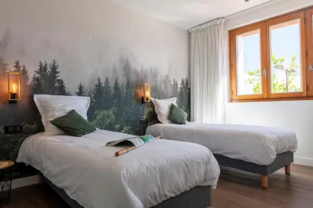 Hotel Restaurant les Glycines Отели в г. Бриуд