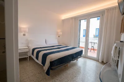 Hostal Marina Cadaqués Hôtels à proximité de : Diving Center Cadaqués