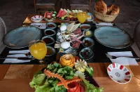 Sarnich Cave Suites - breakfast