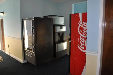 Super 8 by Wyndham Hayward Downtown Отели рядом с достопримечательностью «Хэйворд Джапанес Гарденс»