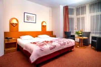 Owl Hotel
