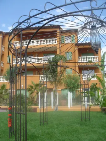 Appart Hotel Lou Castelet Отели в г. Сен-Мартен-дю-Вар