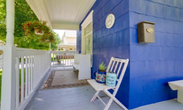 Fire Pit, BBQ & Yard: Family Home in Adrian