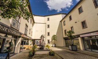 The Courtyard Apartments
