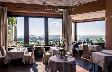 Relais & Châteaux Hotel Burg Schwarzenstein Отели рядом с достопримечательностью «Johannisberg Castle»