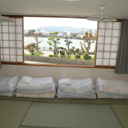 Business Hotel Minshuku Minato Отели рядом с достопримечательностью «Komatsu Beach»