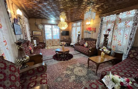 青年沙扎達集團船屋酒店